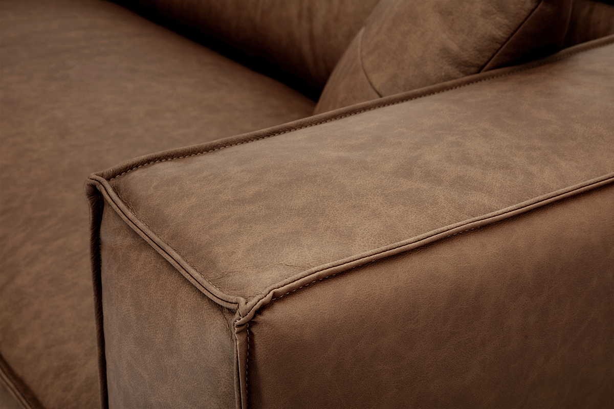 Dtail du revtement en cuir marron du canap d'angle COBAIN.