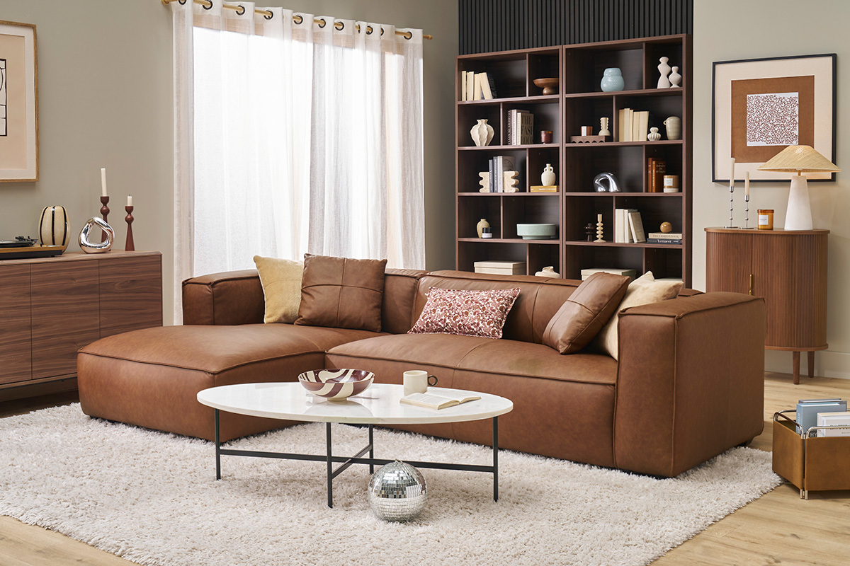 Canap d'angle en cuir marron et bois noir avec table basse, intrieur moderne.