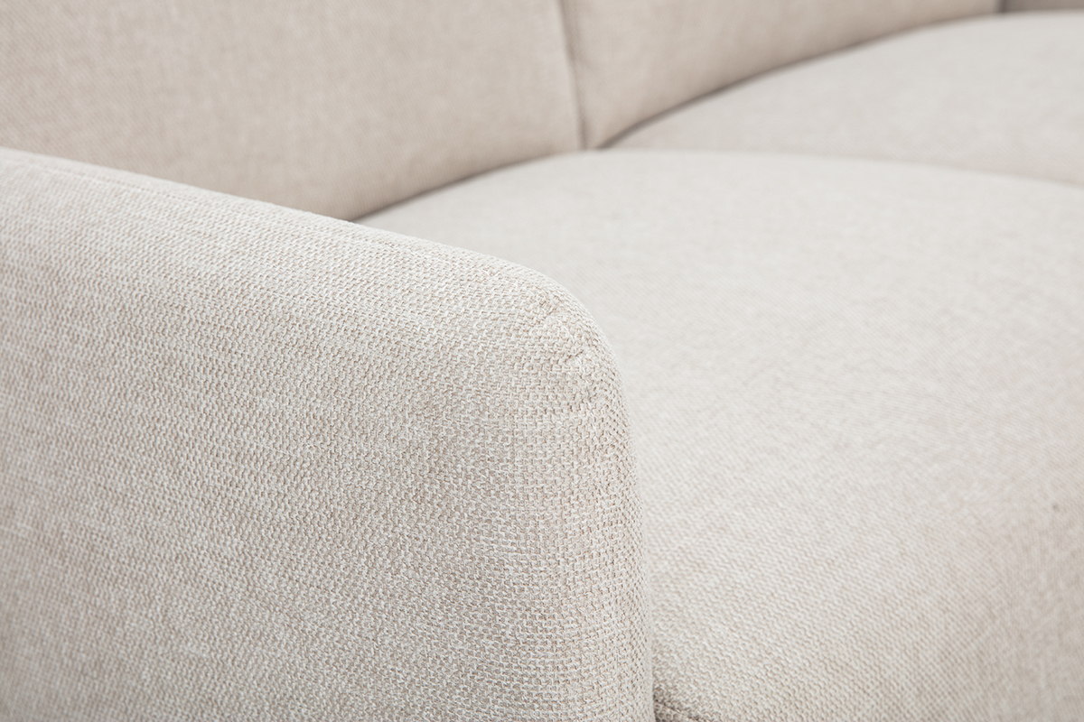 Accoudoir d'un canap� 2 places en tissu effet velours textur� beige, vue rapproch�e.