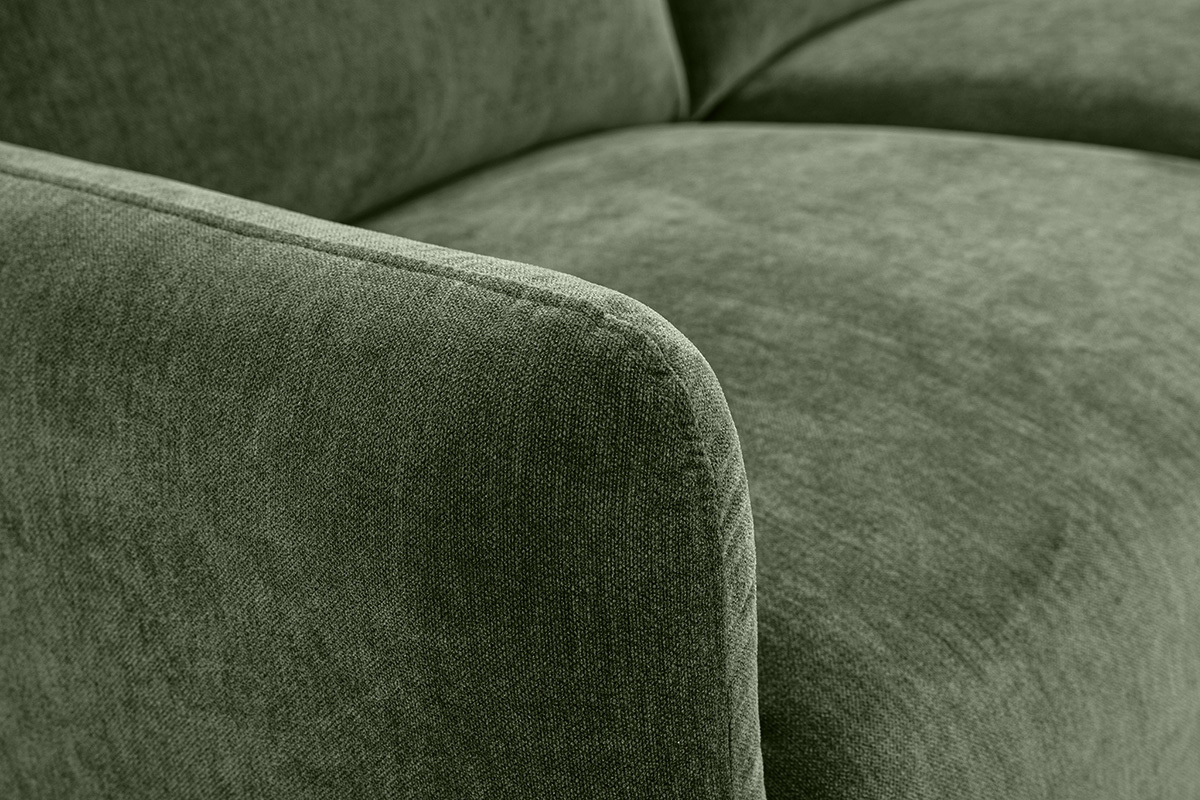 Canap� 2 places en tissu vert kaki effet velours, d�tail de l'accoudoir.
