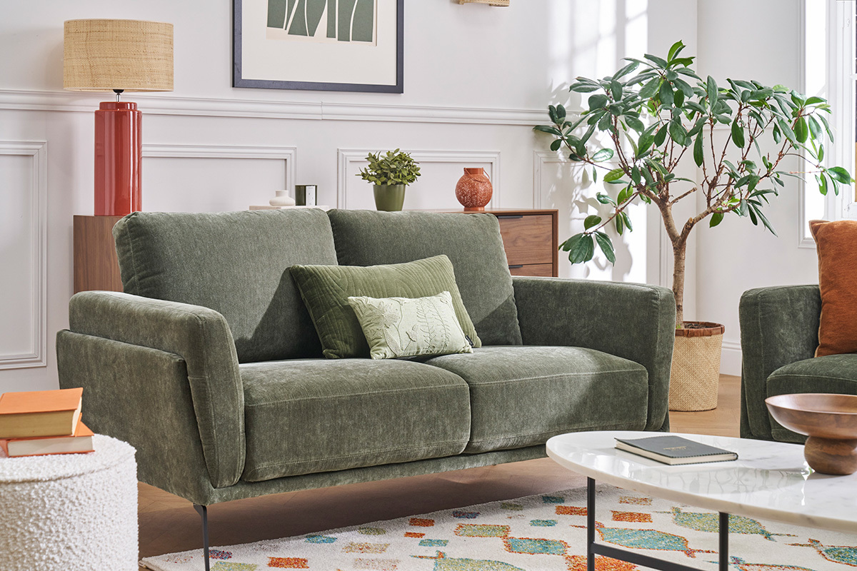 Canap design 2 places en tissu effet velours vert kaki et mtal noir MOSCO