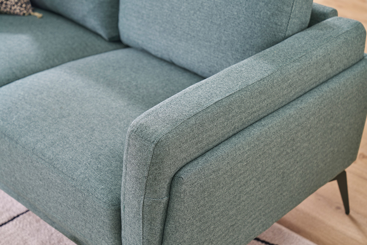 Canap� 2 places en tissu vert de gris avec pieds en m�tal noir, vue rapproch�e de l'accoudoir.