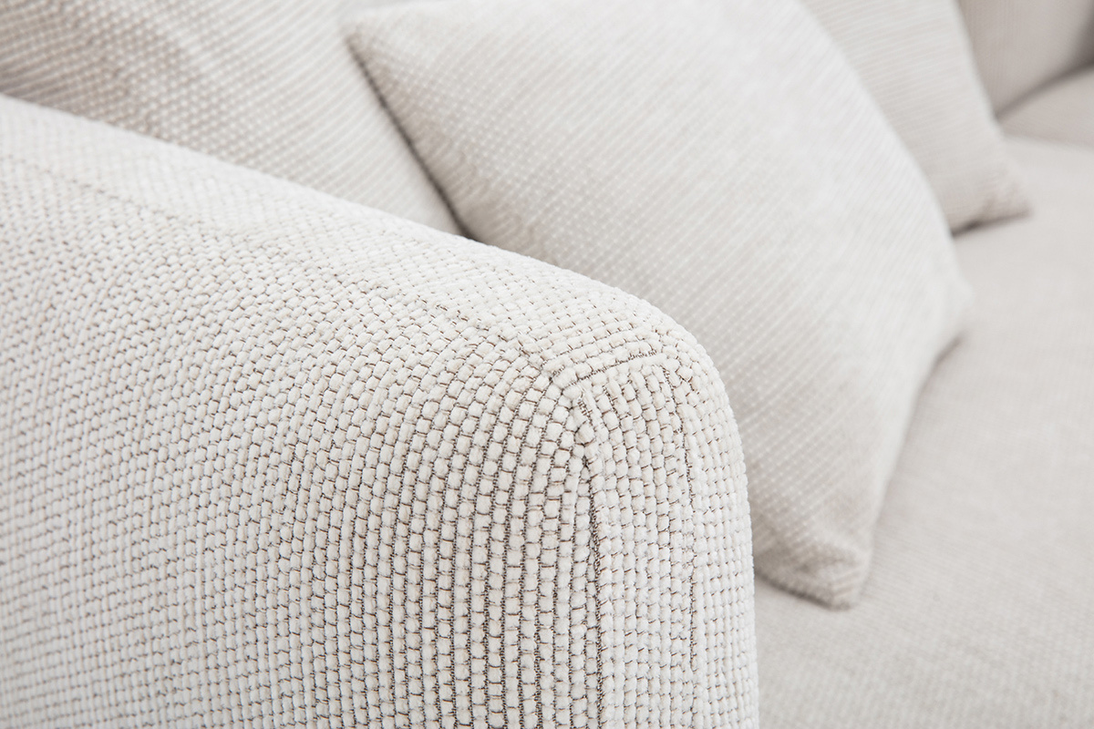 Texture du tissu effet velours chenill beige clair du canap design IGLESIAS en gros plan.