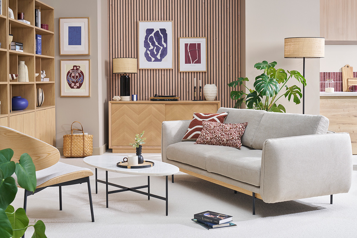 Canap� design 3 places en tissu chenille beige, angl� devant un d�cor moderne.