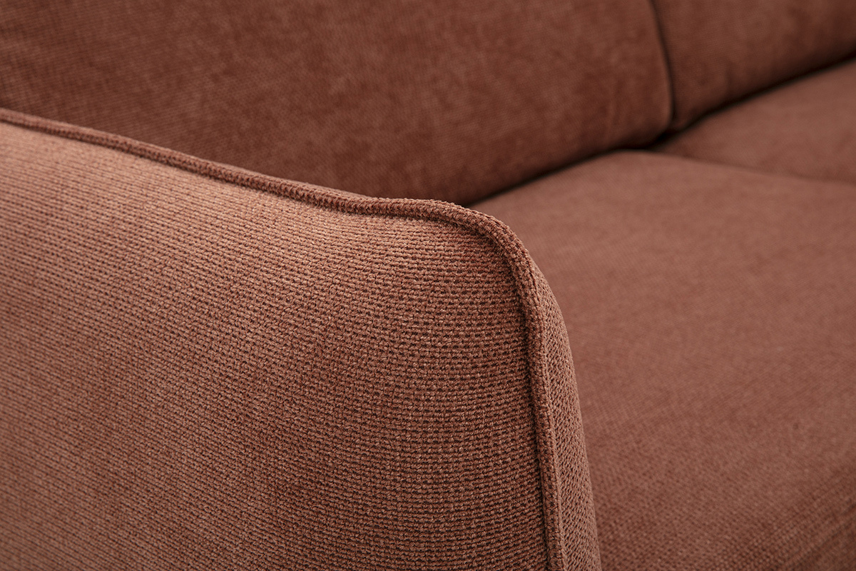 D�tail du canap� 3 places TODD en tissu chenille terre br�l�e, angle de c�t�.