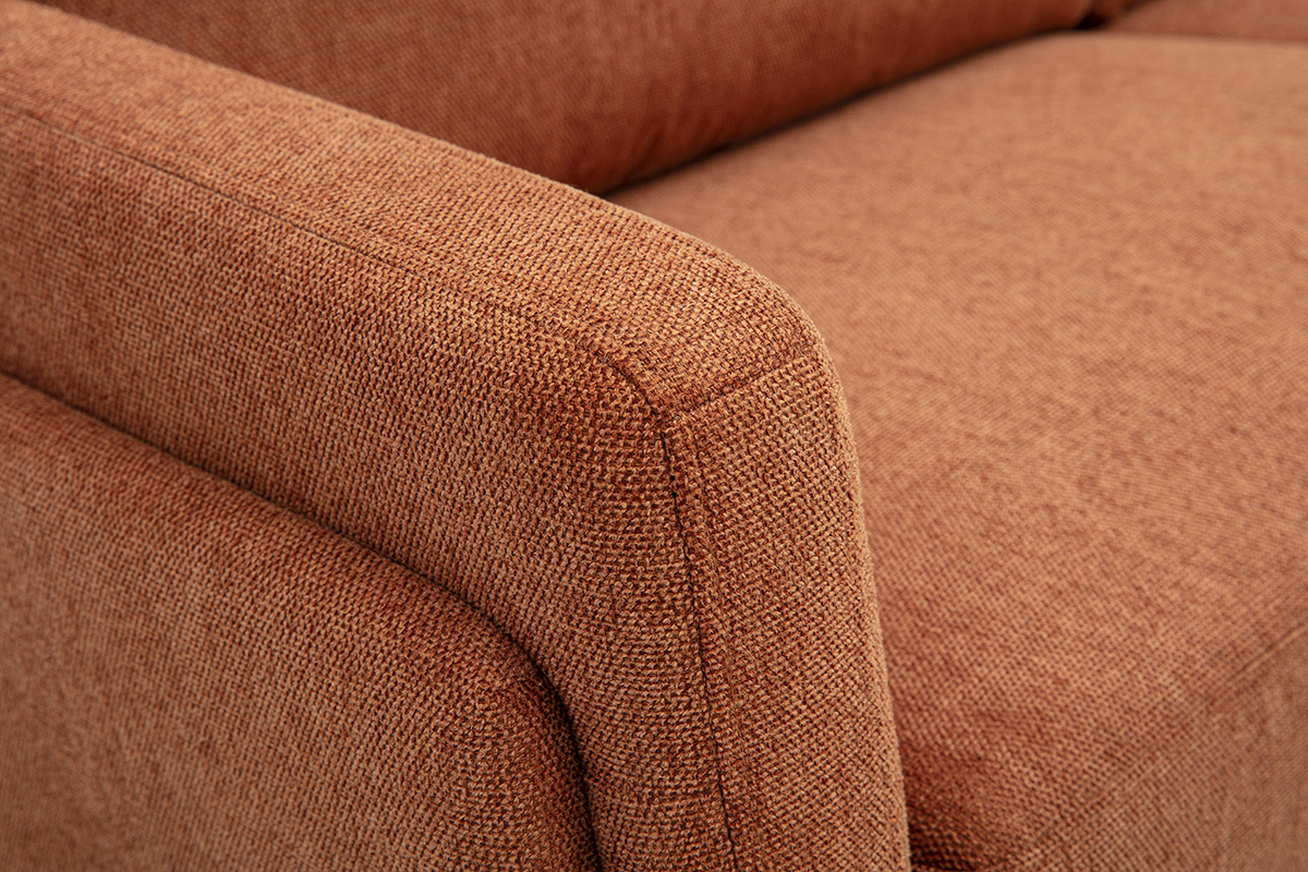 D�tail du canap� design 3 places en tissu effet velours textur� terre br�l�e.