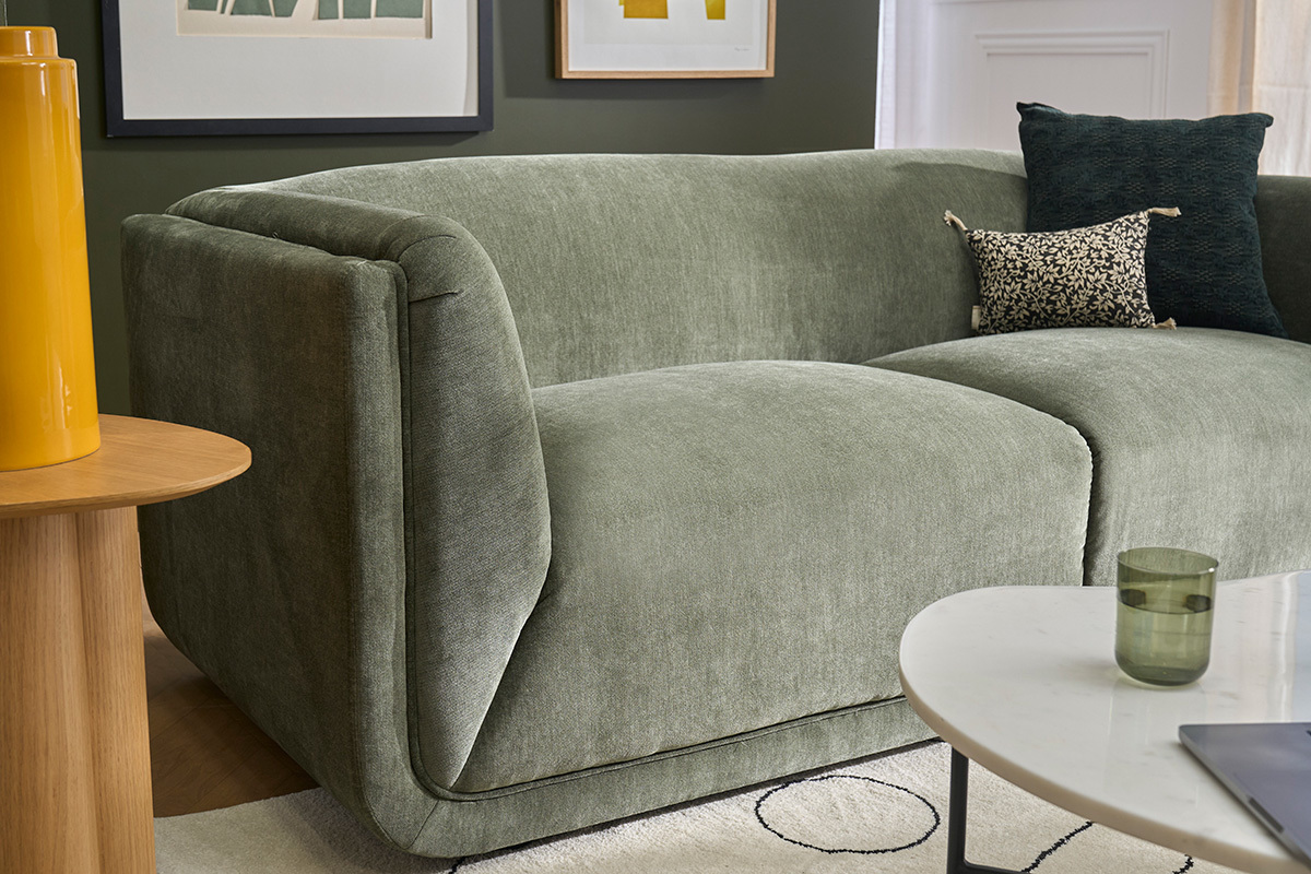 Canap� vert kaki 3 places en tissu effet velours, vue de profil, avec coussins d�coratifs.