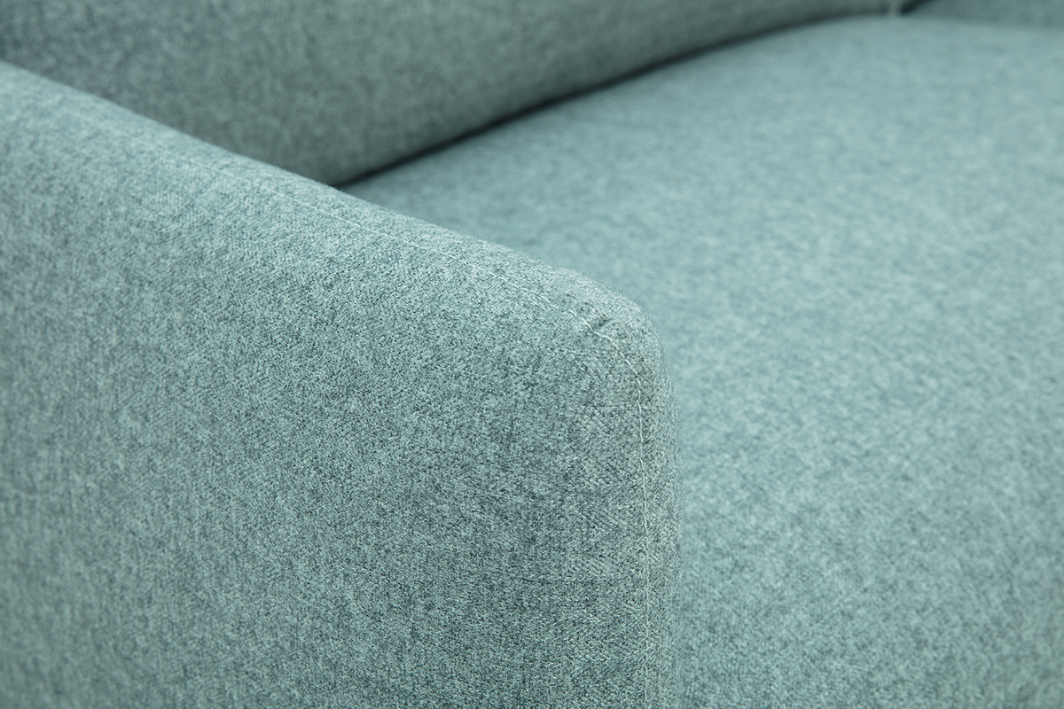 D�tail d'un canap� en tissu vert de gris BONO, vue en gros plan sur le coin du dossier.