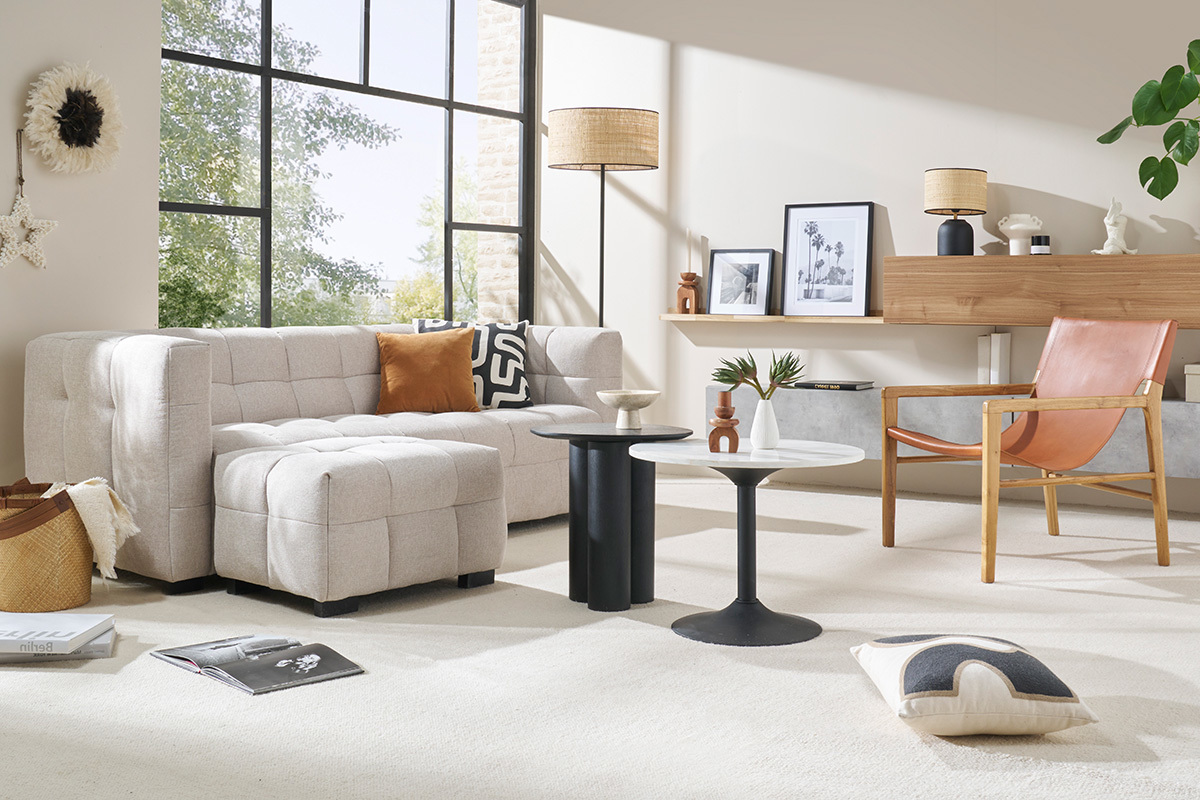 Salon avec canap� en tissu beige, lampadaire, table basse et fauteuil en cuir.