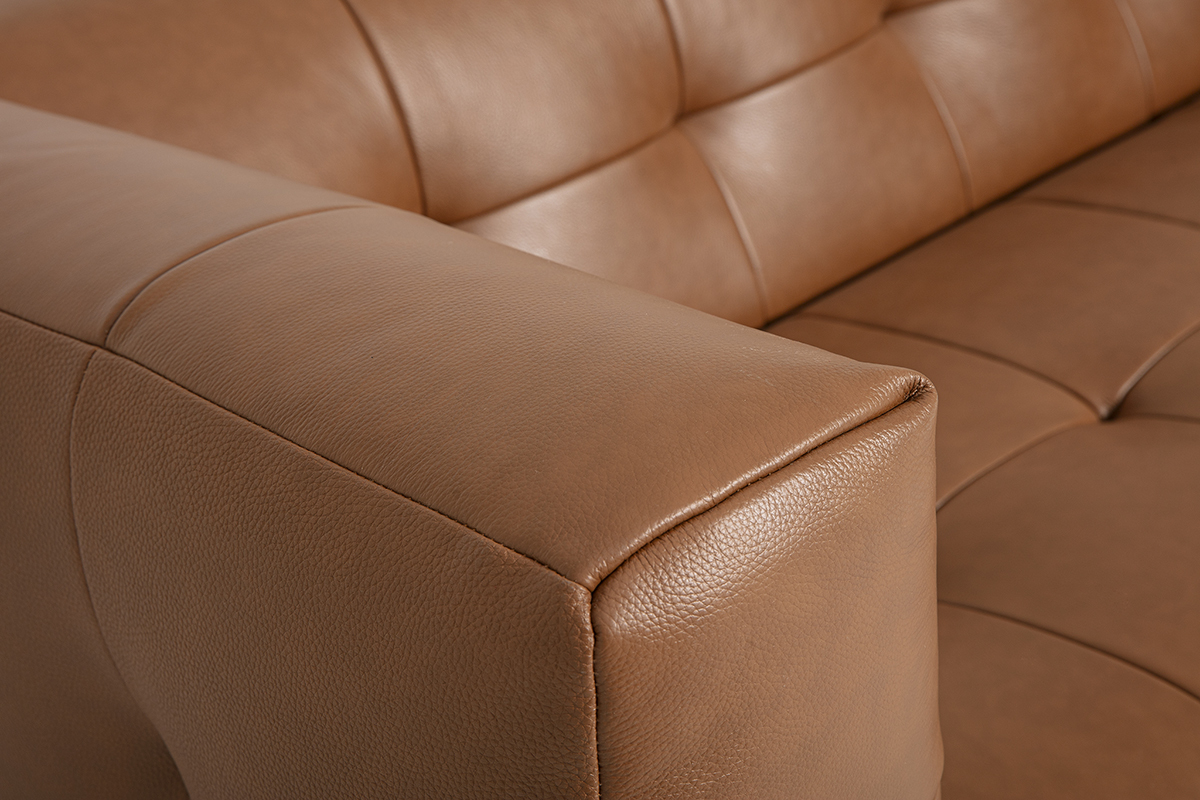 Gros plan sur le tissu en cuir marron du canap� CORTO.