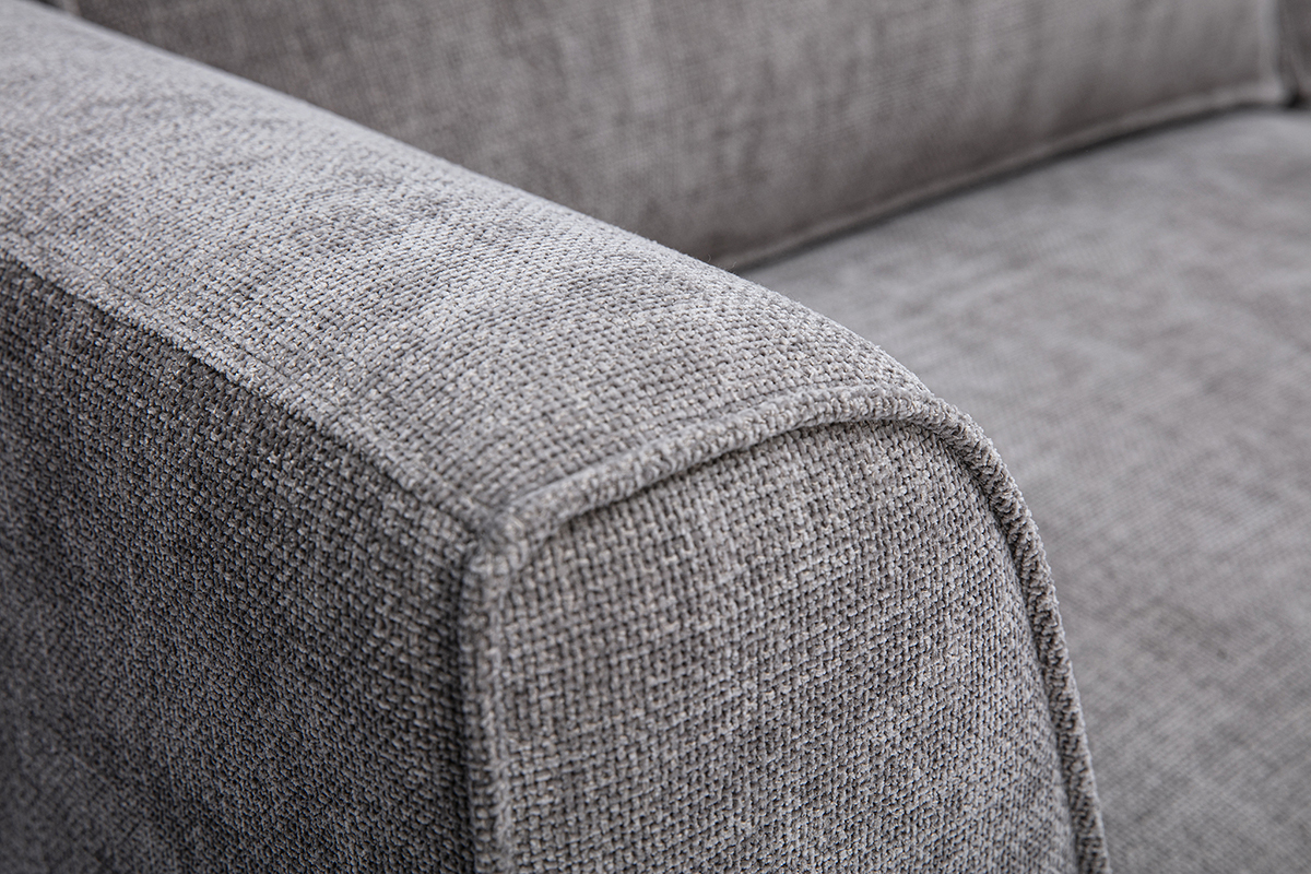 D�tail du canap� design 3 places en tissu effet velours textur� gris, accoudoir galb�