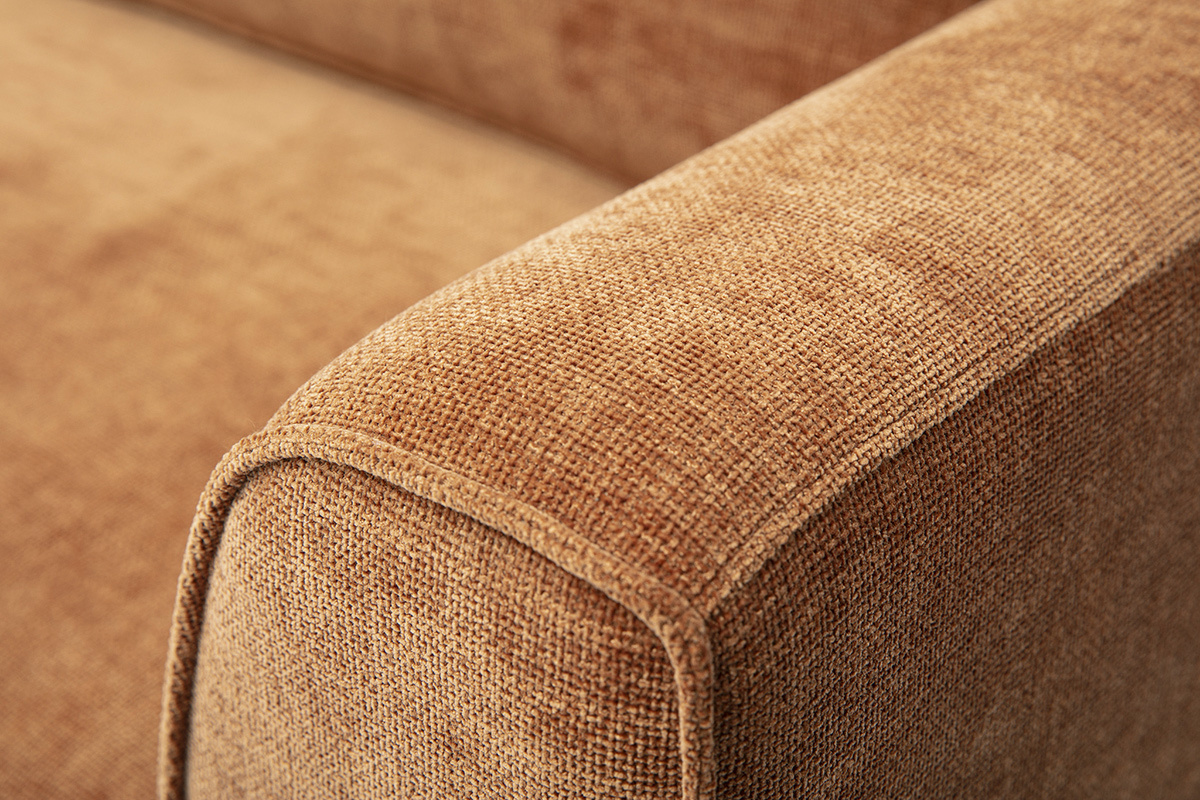 Accoudoir du canap� design en tissu effet velours textur� terre br�l�e 3 places GRAMMY.