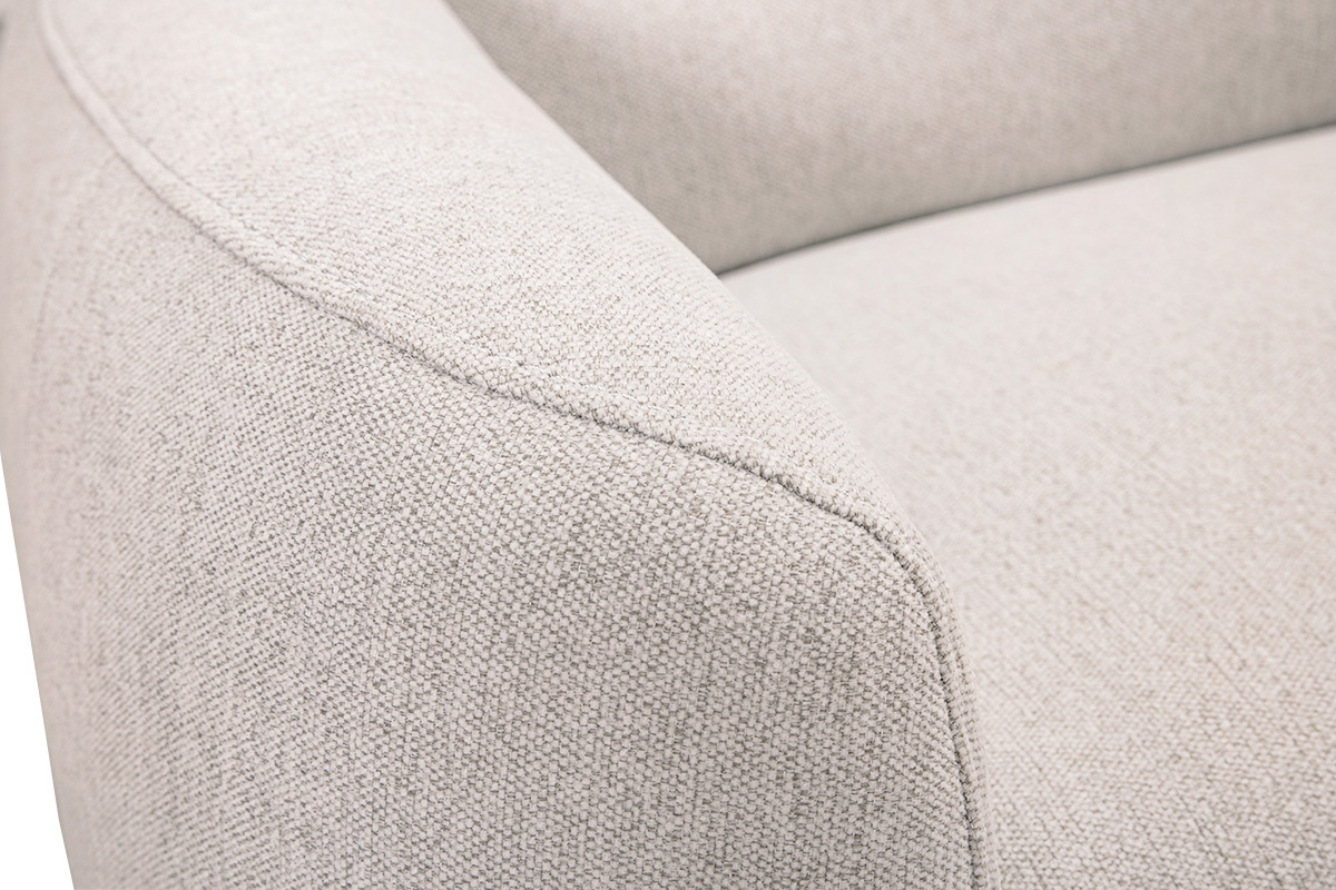 D�tail de l'accoudoir du canap� �lectrique 3 places en tissu beige effet velours textur�.