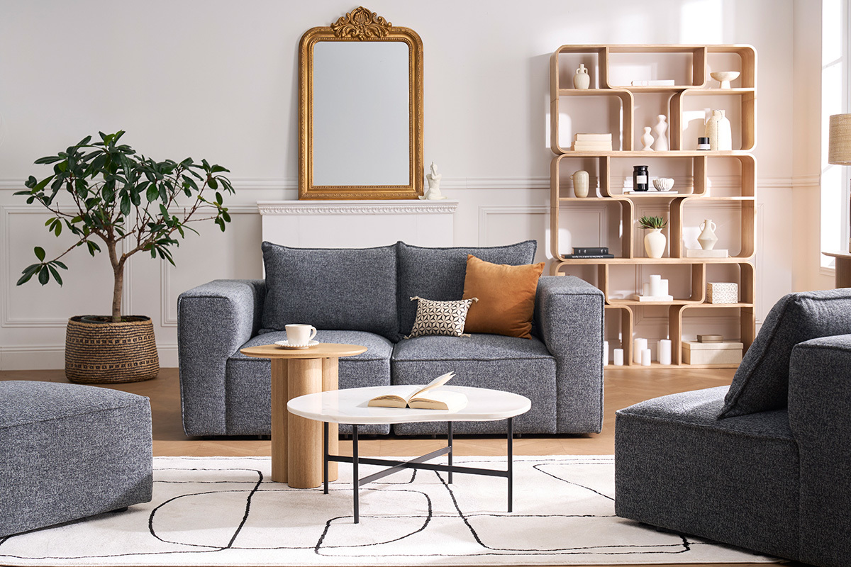 Canap� modulable 2 places en tissu gris, vue de face, avec table basse et d�cor contemporain.
