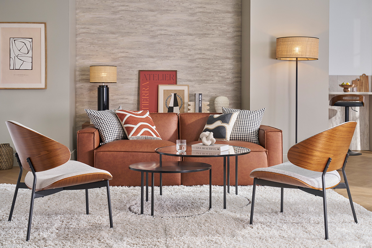 Canap modulable vintage en cuir marron avec coussins, vue de face, table basse devant.