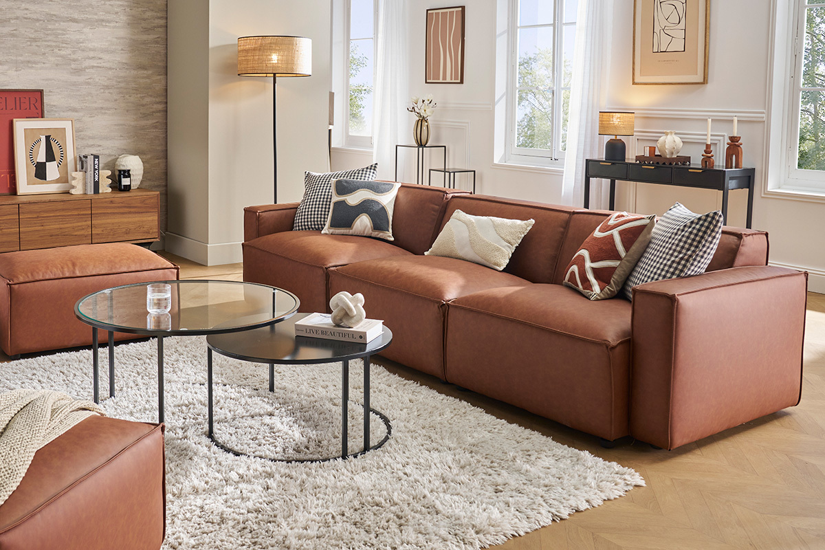 Canap modulable vintage marron dans un salon avec des coussins dcoratifs.