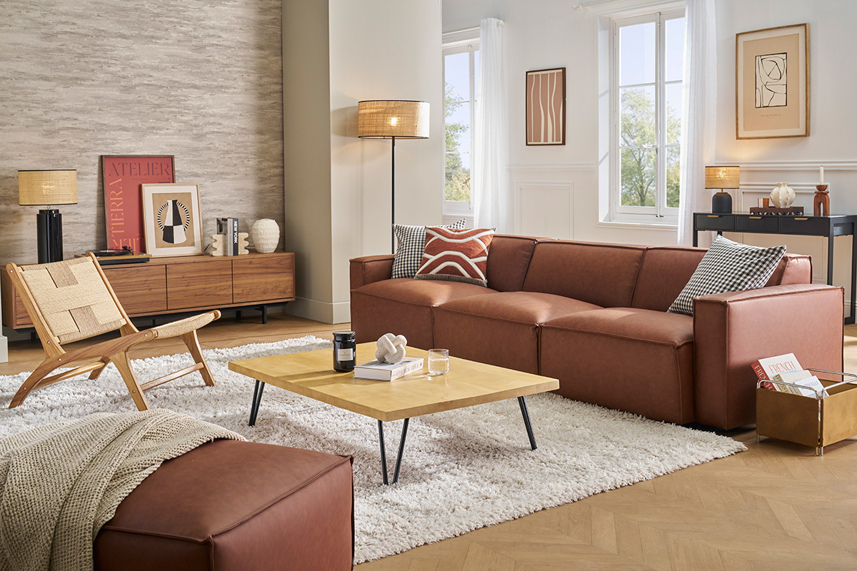 Salon avec canap modulable 4 places en cuir marron SPLIT, table basse et chaise en bois, vue de face.