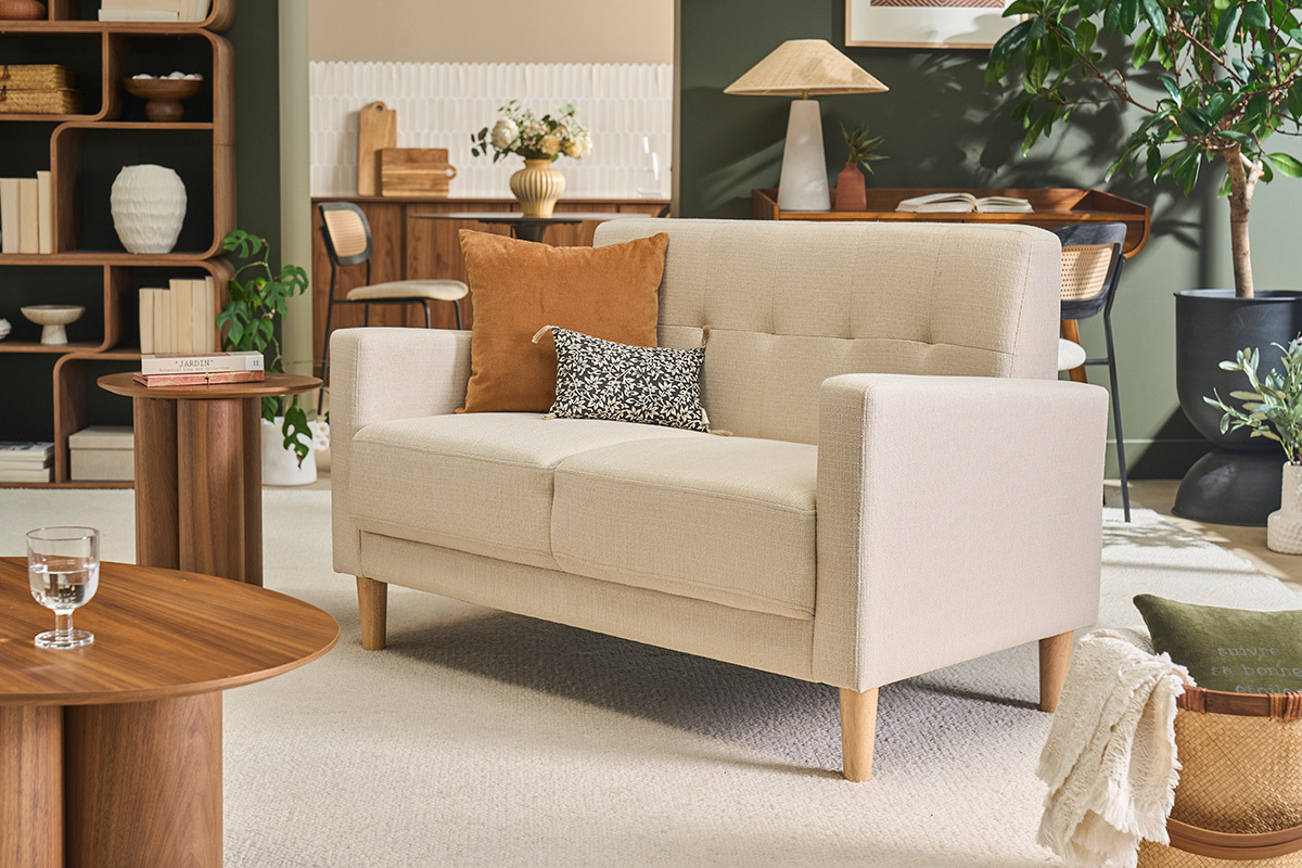 Canap� scandinave 2 places beige avec coussins, vue de face dans un int�rieur styl�.