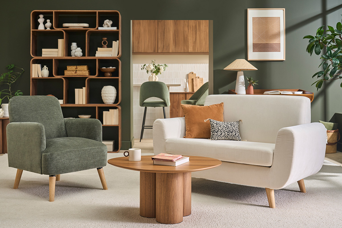 Canap� scandinave 2 places en tissu beige et bois clair, accompagn� d'un fauteuil et d'une table basse.