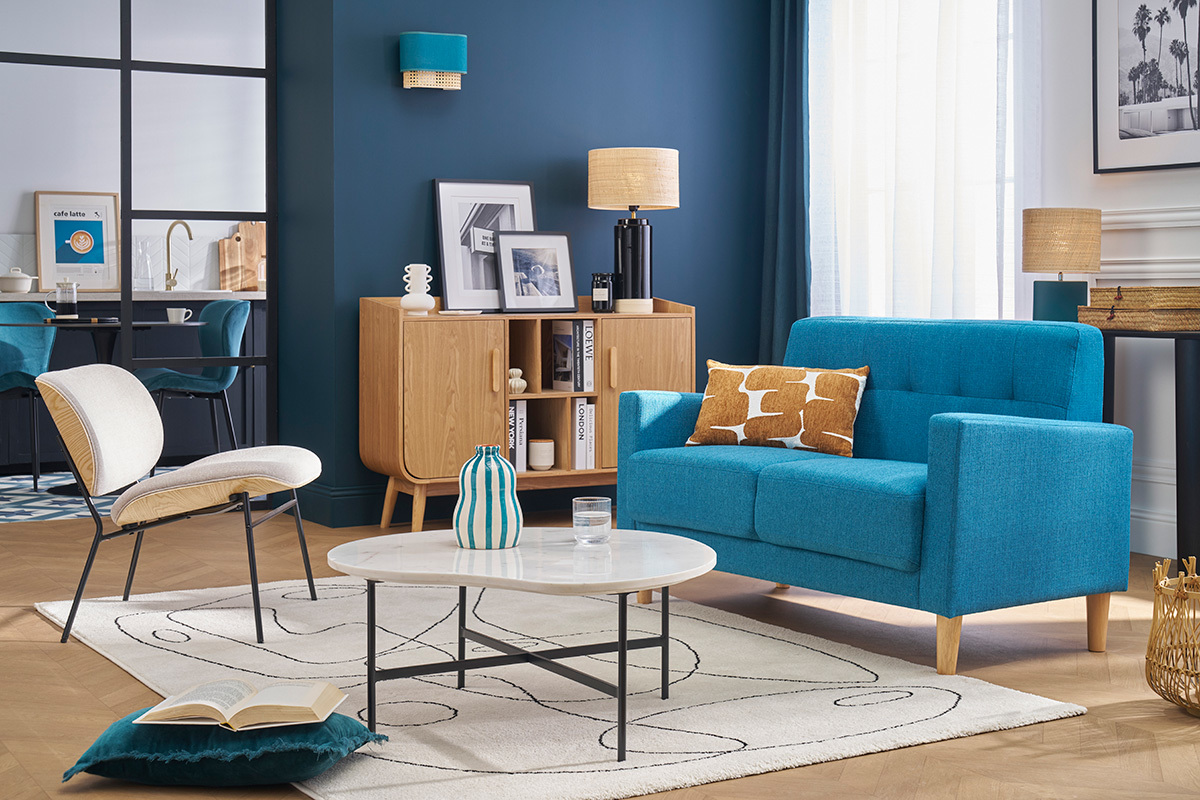 Canap scandinave 2 places bleu canard en tissu et bois clair MOON, vue d'ensemble dans un salon.