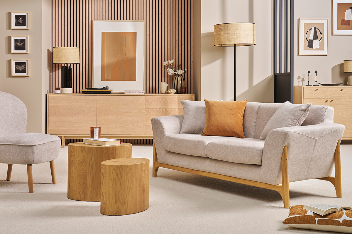 Canap scandinave 2 places beige en tissu effet velours, vue de 3/4, dans un salon moderne.