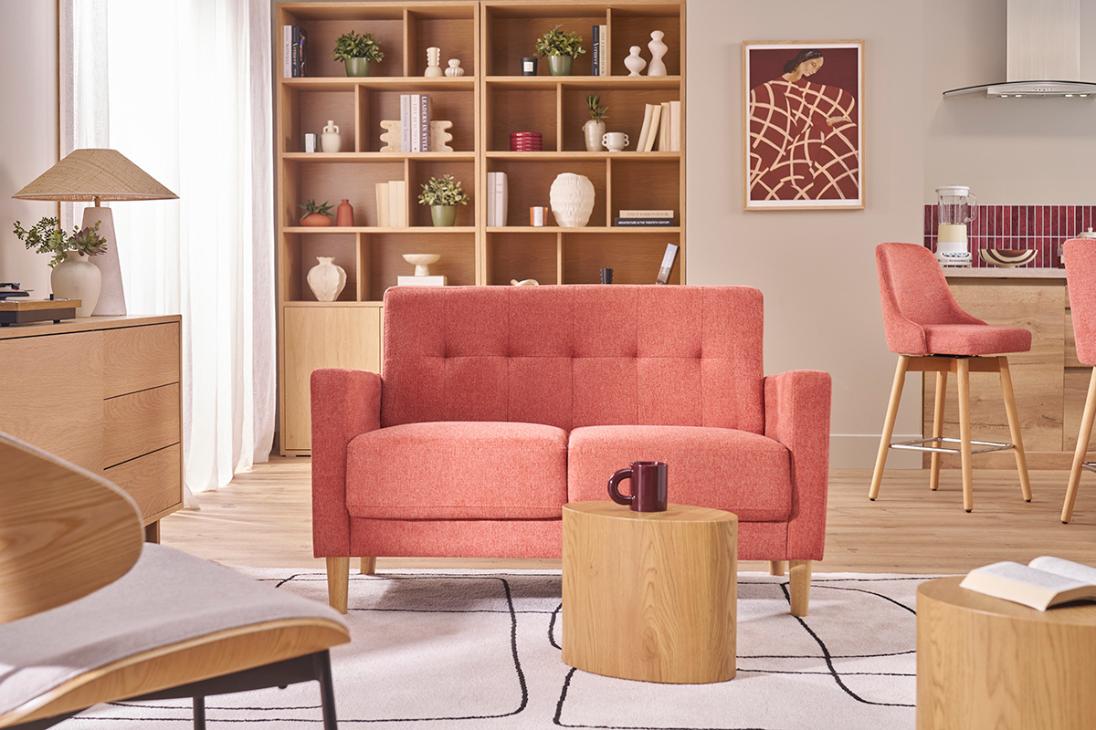 Canap� scandinave 2 places terracotta avec dossier capitonn� dans un salon moderne.