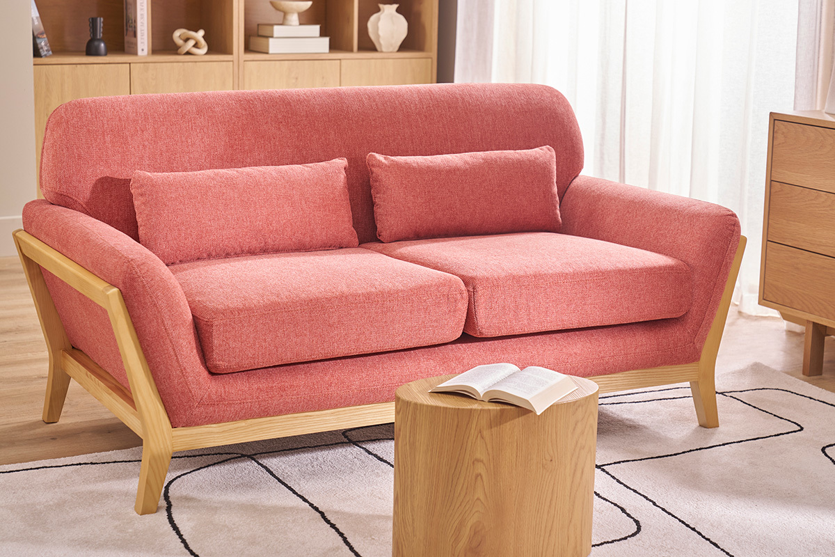 Canap� scandinave 2 places terracotta et bois clair avec coussins, table basse en bois, vue de face.