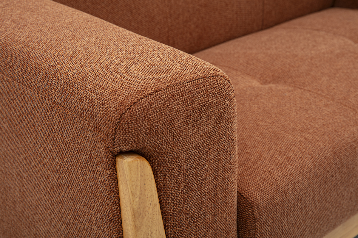 D�tail du canap� scandinave 2 places en tissu effet velours terre br�l�e et bois clair