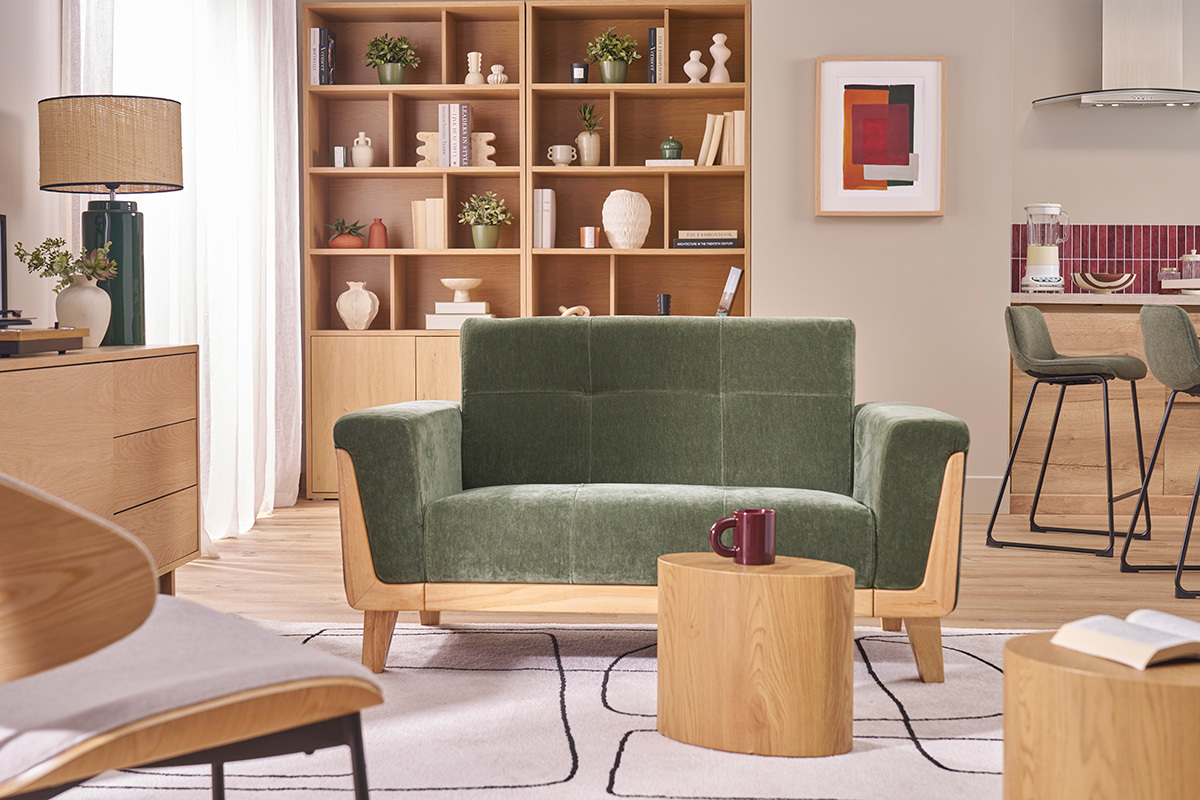 Canap� scandinave vert kaki en tissu effet velours, bois clair, pieds en h�v�a, vue de face.