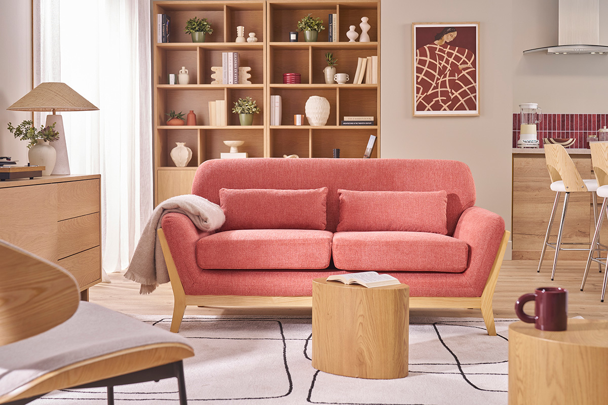 Canap� scandinave 2 places en tissu terracotta et bois clair, angle de vue avant, d�cor int�rieur moderne.