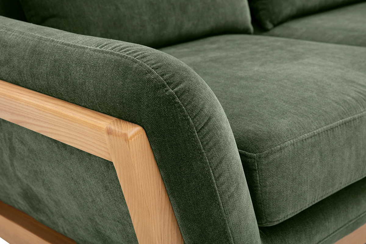 D�tail du canap� scandinave 2 places en tissu velours vert kaki avec structure en bois clair.