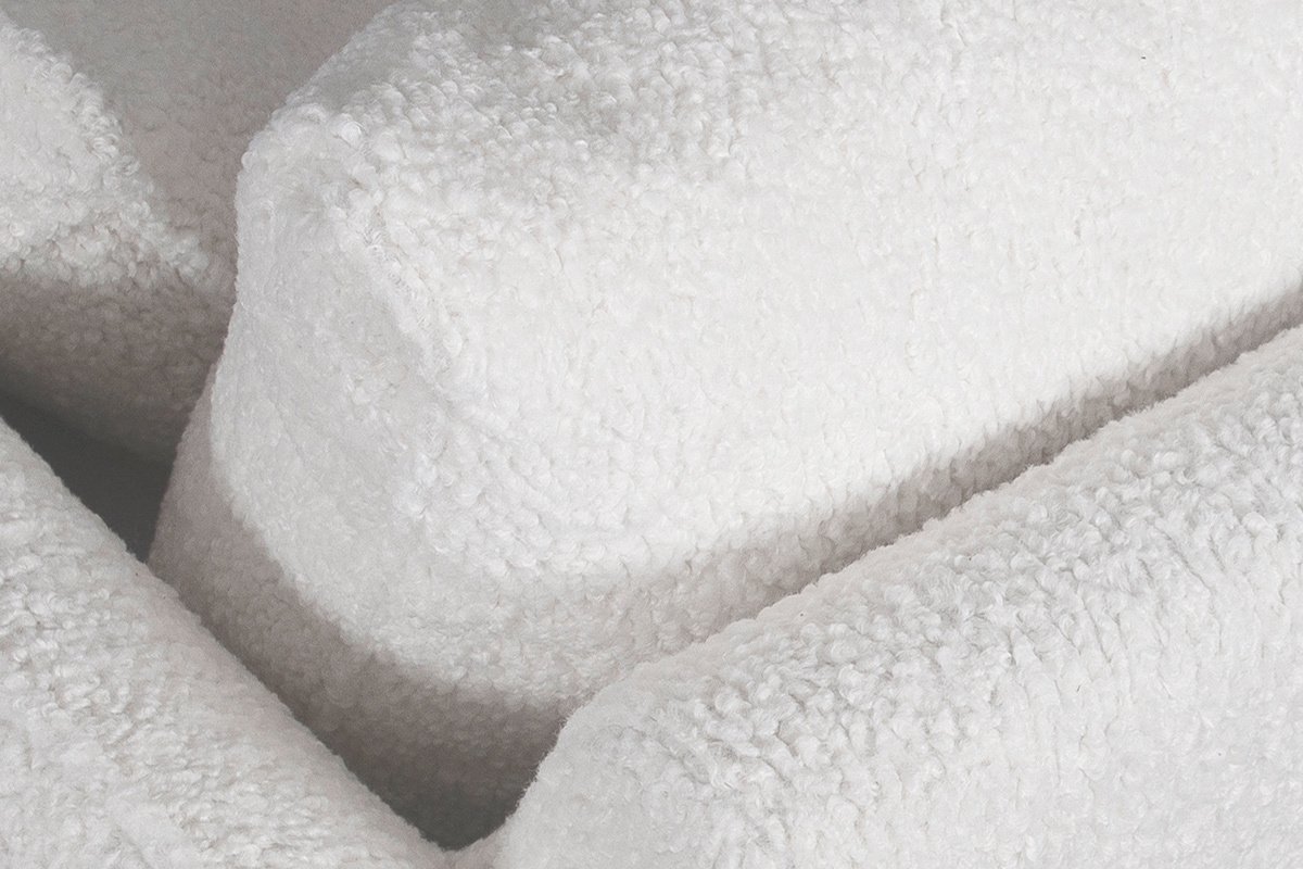 Canap� scandinave 3 places en tissu effet peau de mouton blanc et bois clair CREEP