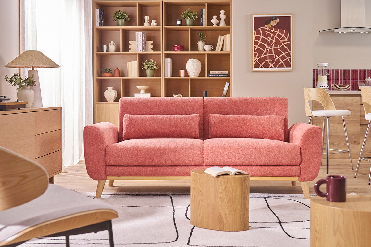 Canap� scandinave � trois places et table cylindrique en bois dans un salon moderne.