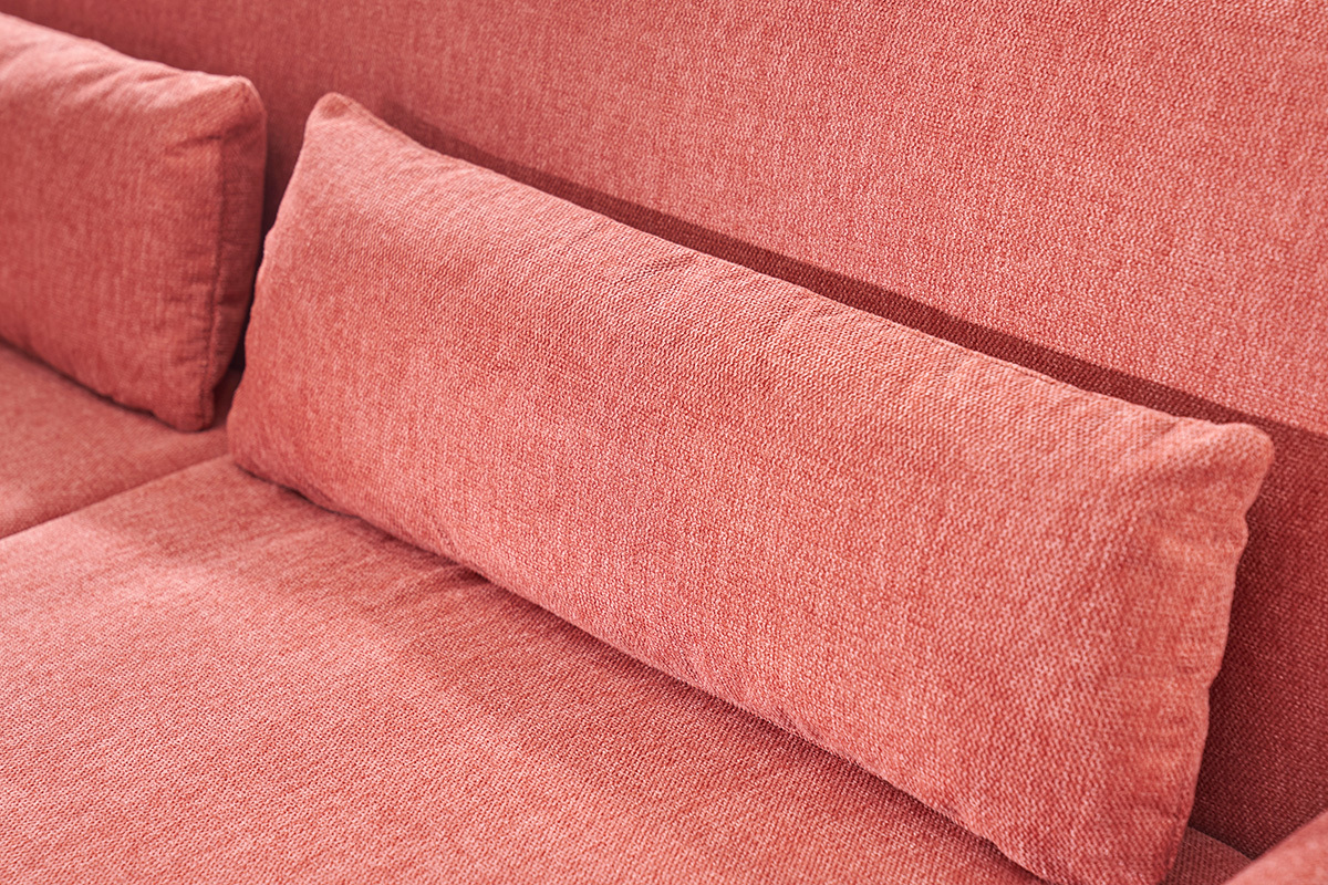 Gros plan sur le canap� EKTOR, tissu terracotta, avec coussins textur�s.