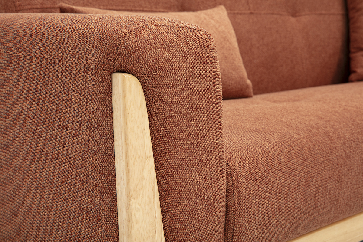 D�tail du canap� scandinave 3 places en tissu effet velours textur� terre br�l�e avec accoudoir en bois clair.