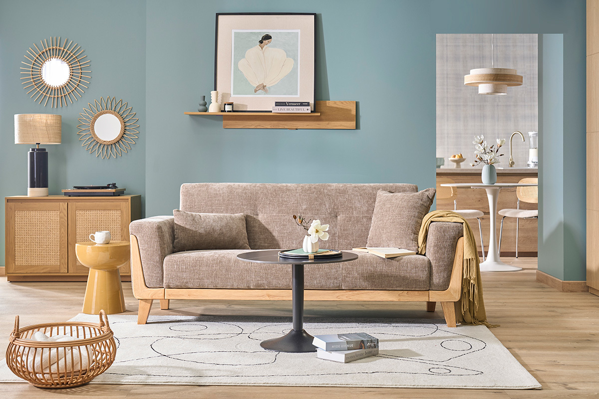 Canap� scandinave 3 places en tissu  taupe et bois clair, vue d'ensemble dans un salon.