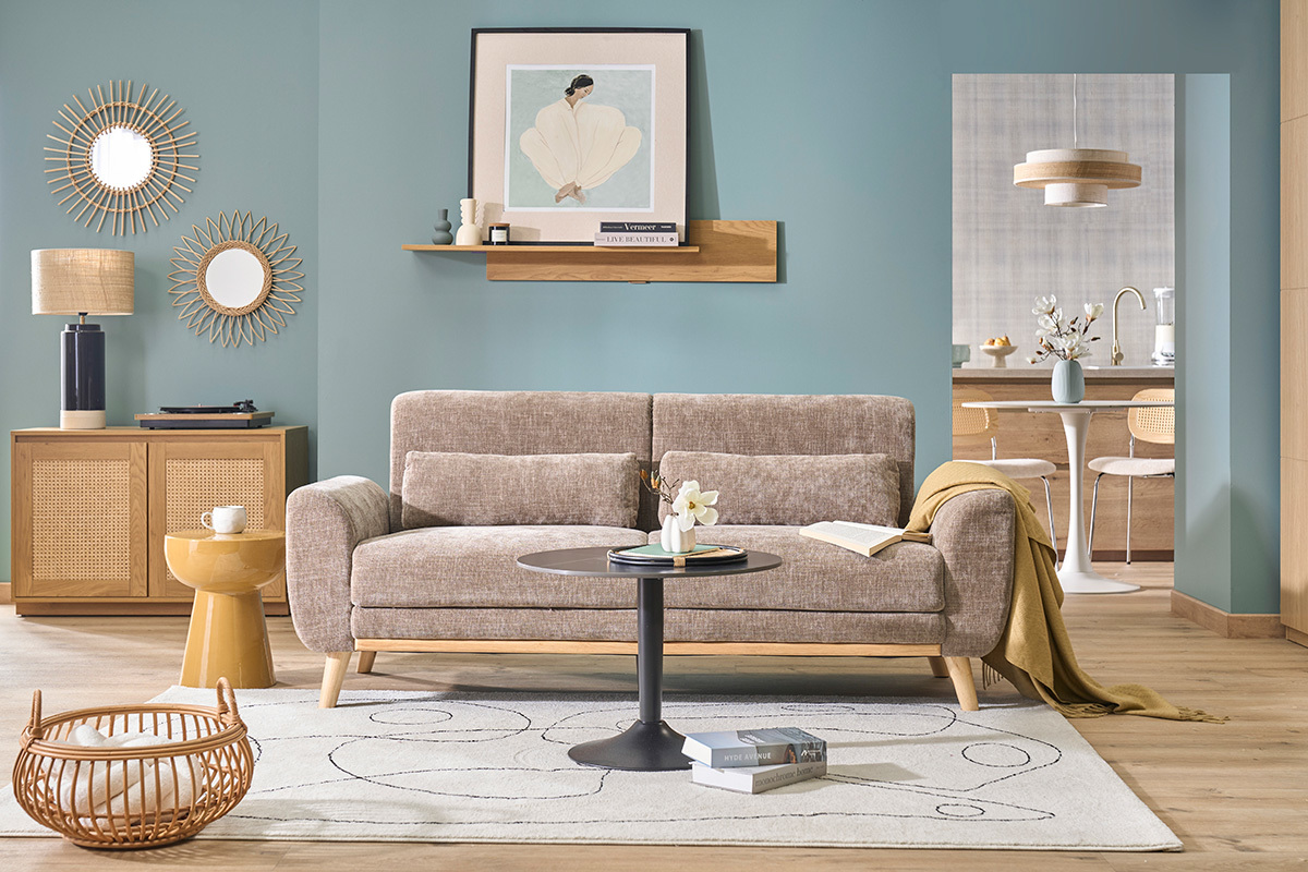 Canap� scandinave 3 places en tissu effet velours textur� taupe, mis en sc�ne dans un salon moderne.