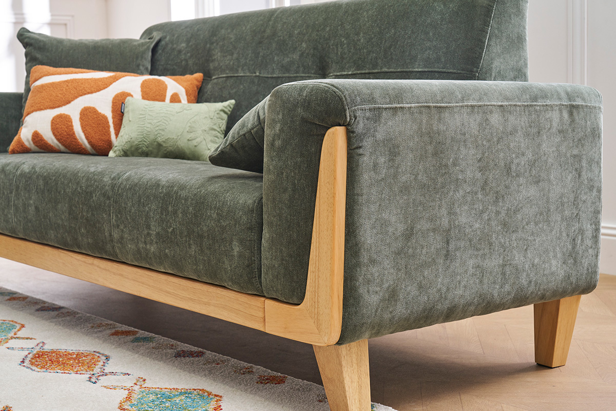 Canap scandinave 3 places en tissu effet velours vert kaki et bois clair FJORD