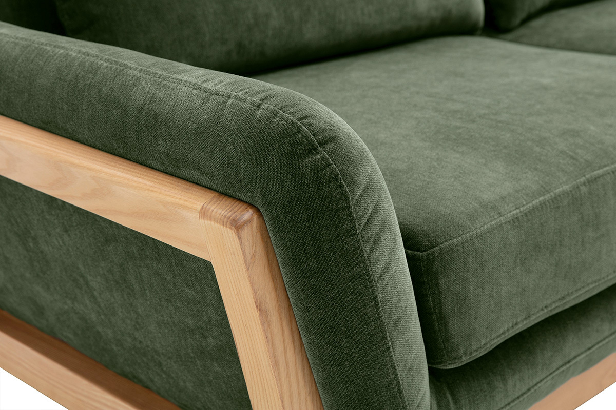 Canap� scandinave 3 places en tissu velours vert kaki avec structure en bois clair, vue de pr�s.