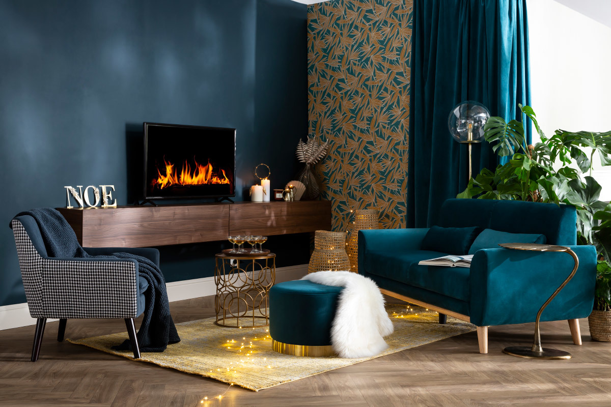 Canap 3 places en velours bleu ptrole et bois clair dans un salon moderne.