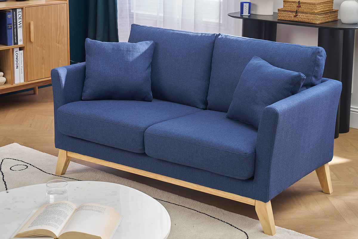 Canap scandinave bleu fonc deux places avec pieds en bois clair, vue de face.