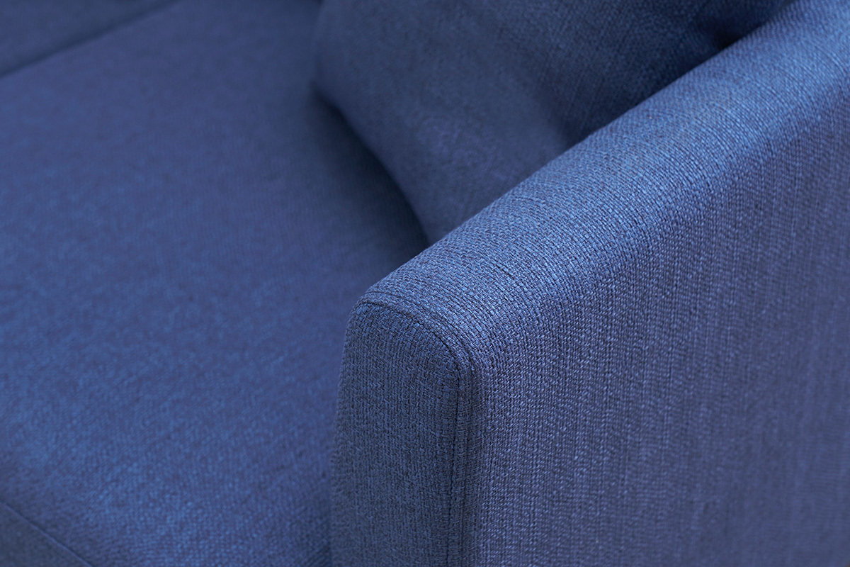 Gros plan sur l'accoudoir du canap scandinave bleu fonc OSLO en tissu.