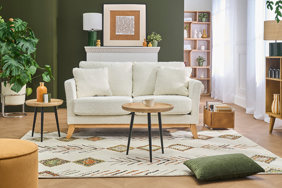 Canap� scandinave d�houssable 2 places en tissu bouclette blanc cass�, vu de face dans un salon.