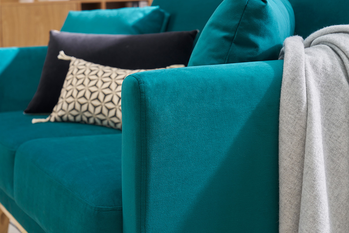 Canap scandinave 2 places OSLO en velours bleu ptrole avec coussins dcoratifs.