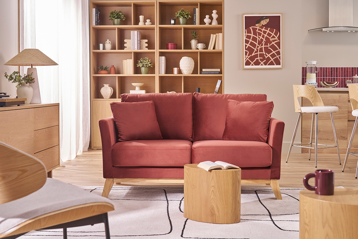 Canap� scandinave rouge tomette deux places en velours avec pieds en bois clair, vue de face.