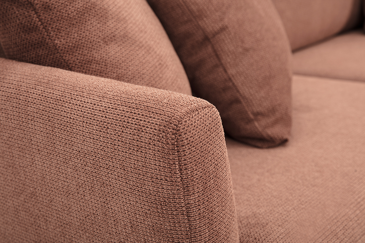 Gros plan sur l'accoudoir en tissu chenille terre br�l�e du canap� OSLO.