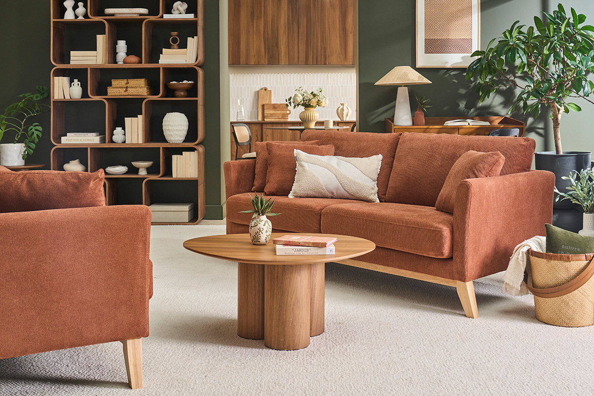 Canap� scandinave d�houssable 3 places, avec coussins, en tissu velours, angle de c�t�.