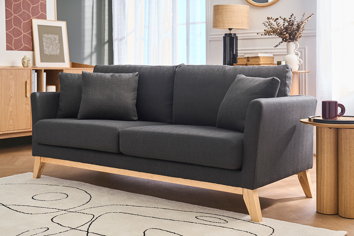 Canap� scandinave gris fonc� 3 places avec pieds en bois clair, vue de face.