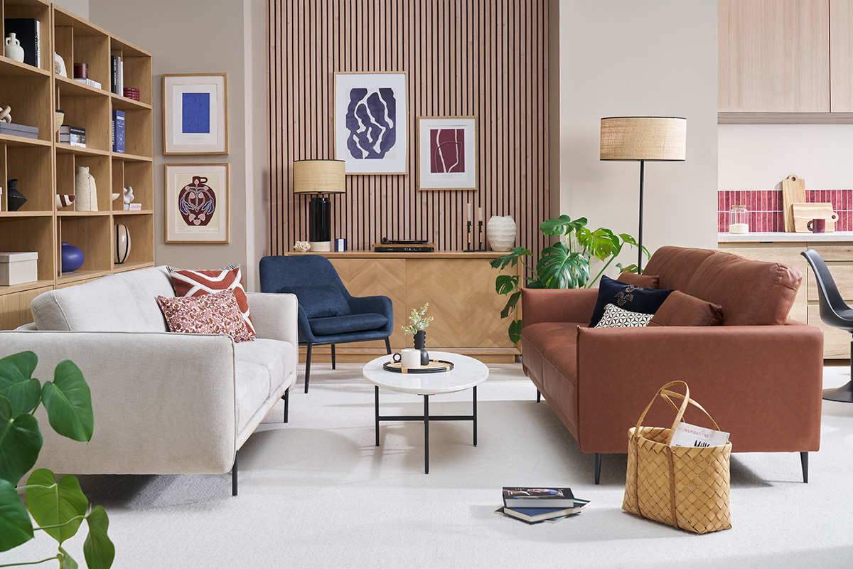 Canap 3 places en cuir marron et bois fonc dans un salon avec d'autres meubles.