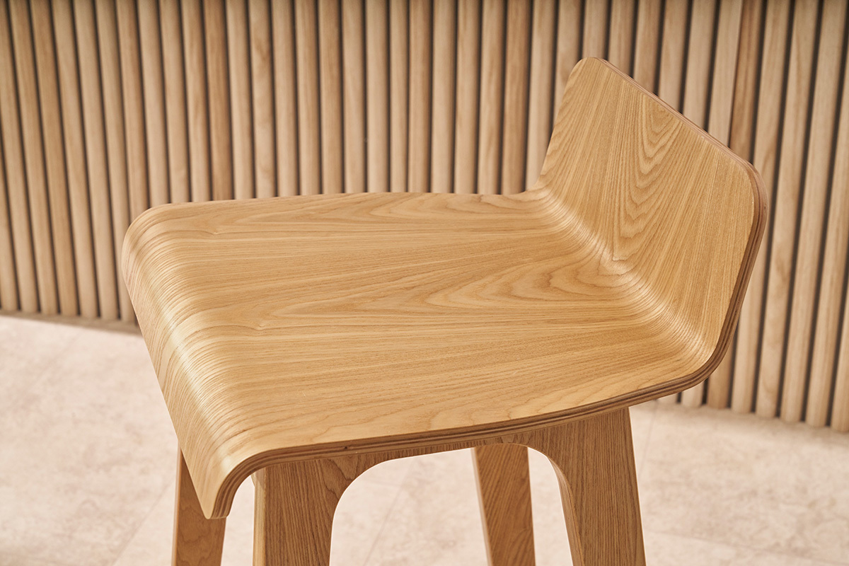 Chaise de bar scandinave en bois clair H75 cm BALTIK